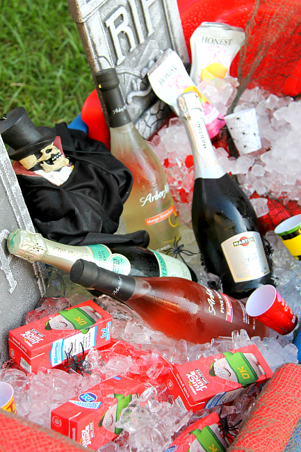 Repurpose your wagon: Drinking station for Halloween Party