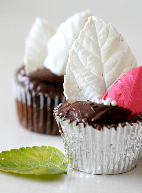 How to make chocolate leaves for decorating cupcakes and cakes