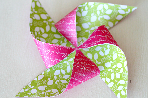 DIY Pencil Topper Pinwheels, add a "You Blow me Away" note and it becomes a great no candy valentine handout!
