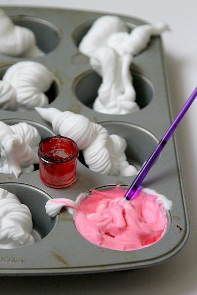 Bath Tub Shaving Cream Paint, learn more on www.momdot.com for this and other kids crafting activities