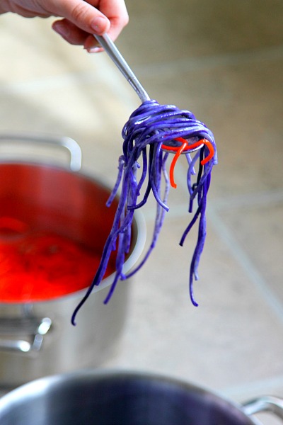 DIY Colored Spaghetti - More than food, its fun playtime for kid activities! Perfect for any age, picture tutorial by www.momdot.com