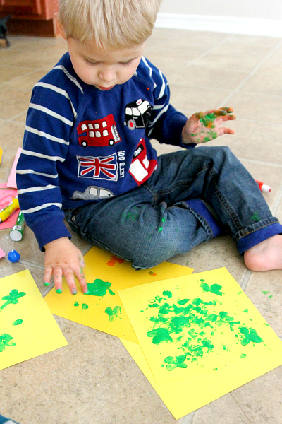 St. Patricks Day Crafting: 4 leaf clover magnets with kids