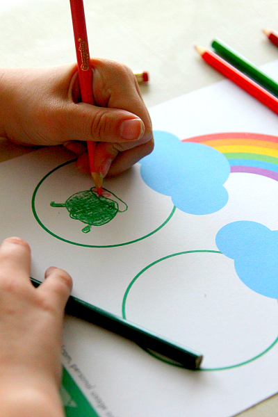 St. Patricks Day Free Printables, Easy Under the Rainbow worksheets from www.momdot.com