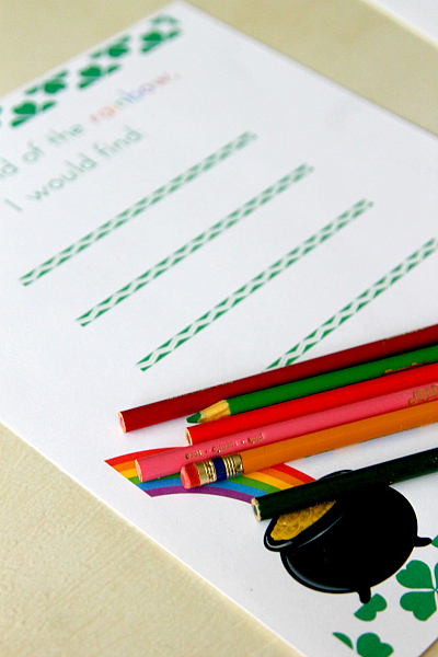 St. Patricks Day Free Printables, Easy Under the Rainbow worksheets from www.momdot.com