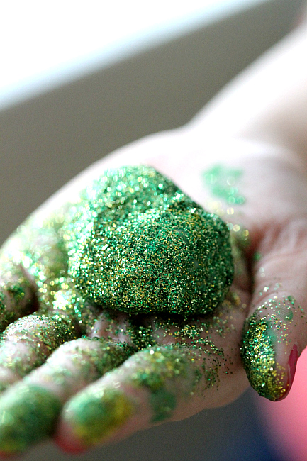 St Patricks Day Kid Crafting, www.momdot.com