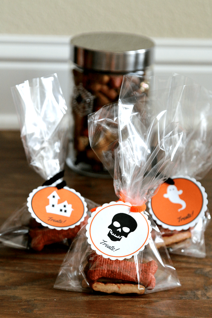 Doggie Bag Tags for Trick or Treating, Dont leave the dogs without a treat! Have doggie bags ready to go for Halloween night.