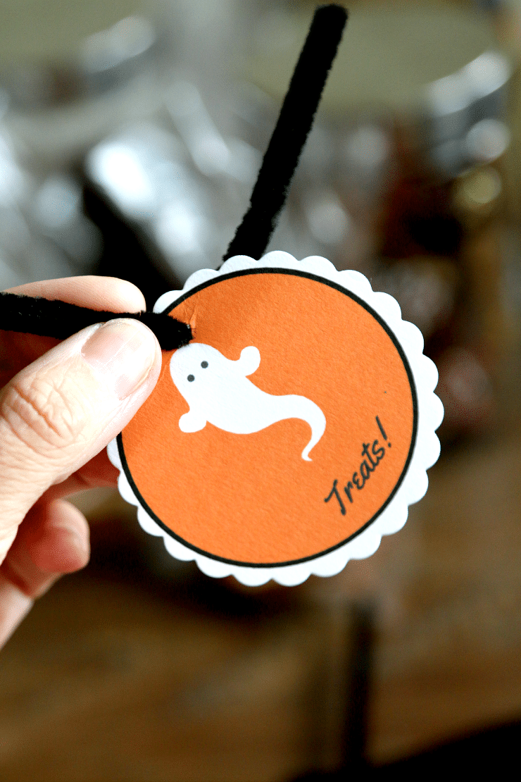 Doggie Bag Tags for Trick or Treating, Dont leave the dogs without a treat! Have doggie bags ready to go for Halloween night.
