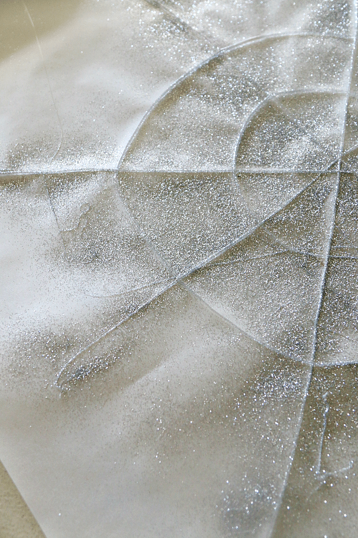 Create easy and flexible spider webs with hot glue for decoration, picture tutorial and fun Halloween Craft