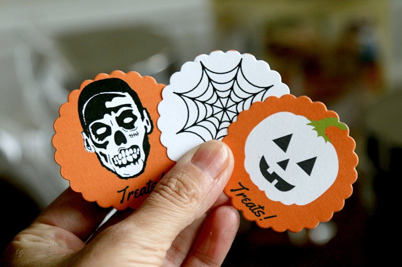 Doggie Bag Tags for Trick or Treating, Dont leave the dogs without a treat! Have doggie bags ready to go for Halloween night.