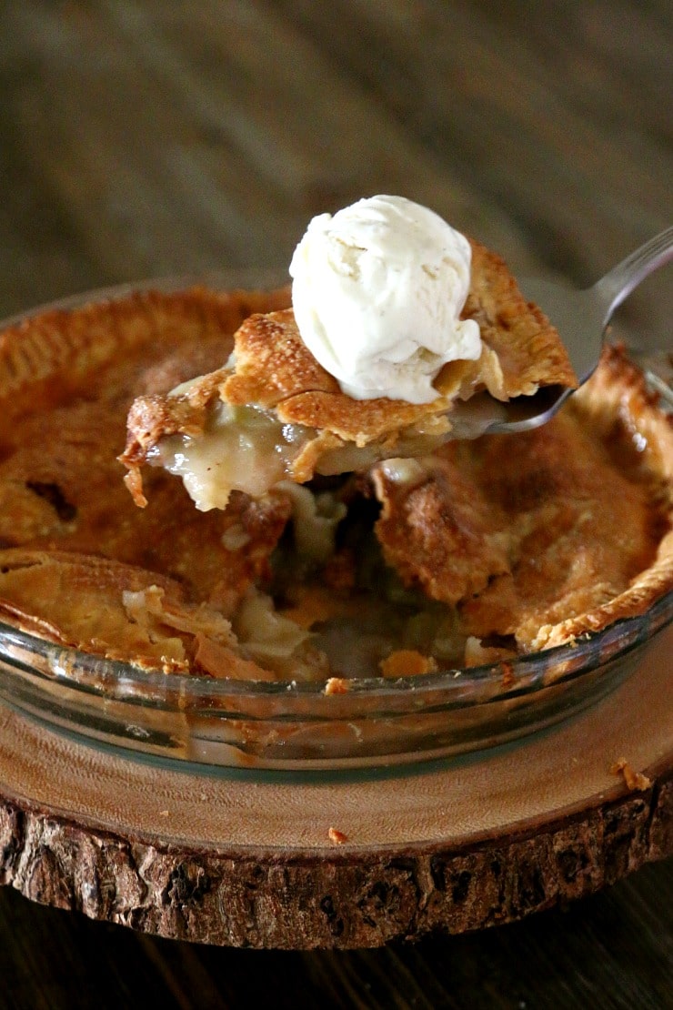 Best Apple Pie Recipe, serve with caramel and vanilla ice cream, get a step by step easy pie recipe for holidays