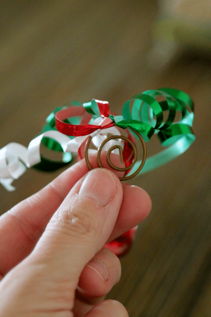 Make a perfect Christmas Ornament with a Paperclip and Curly Ribbon, Fun, Inexpensive Chrismas DIY