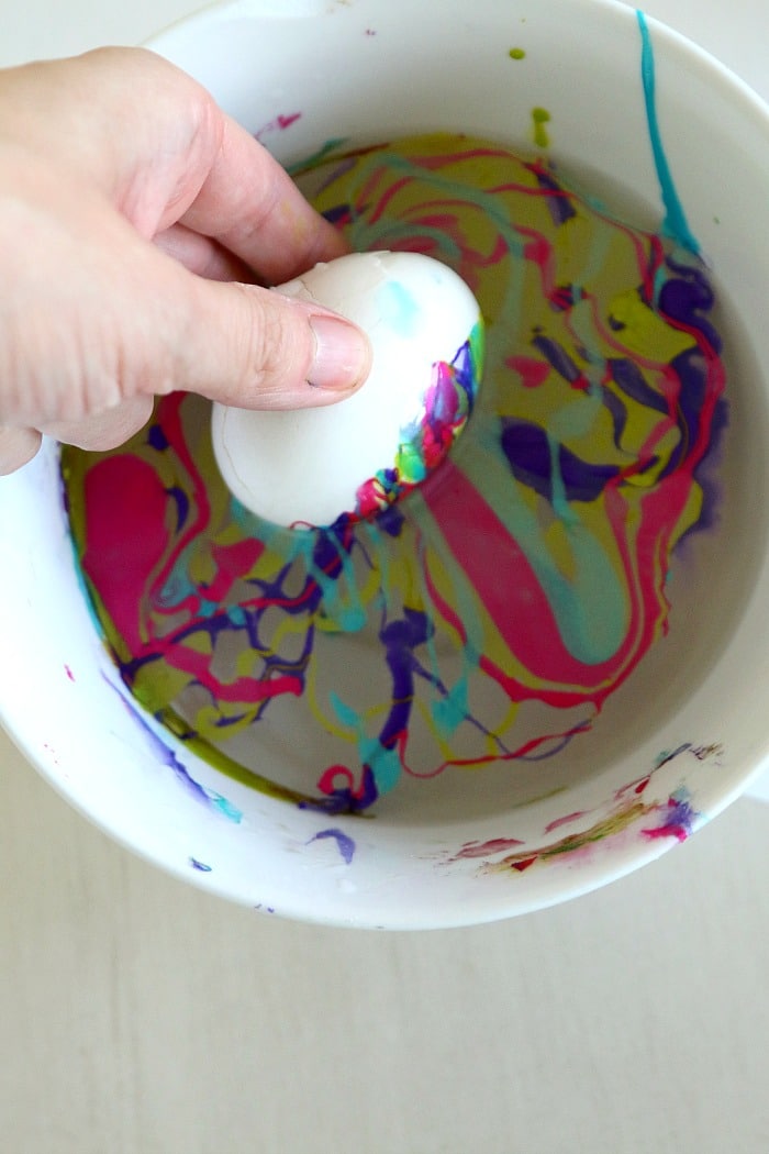 how to: marbleizing easter eggs, Fun DIY for Marbling Beautiful Easter Eggs
