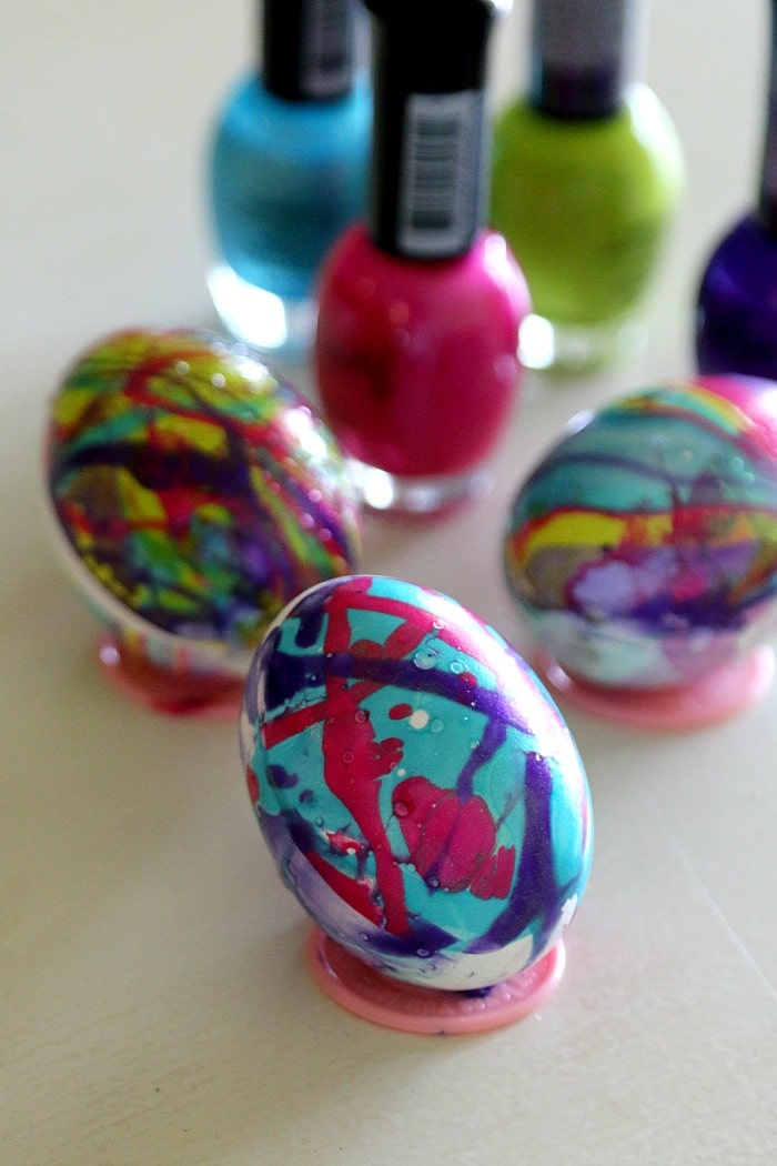 how to: marbleizing easter eggs, Fun DIY for Marbling Beautiful Easter Eggs