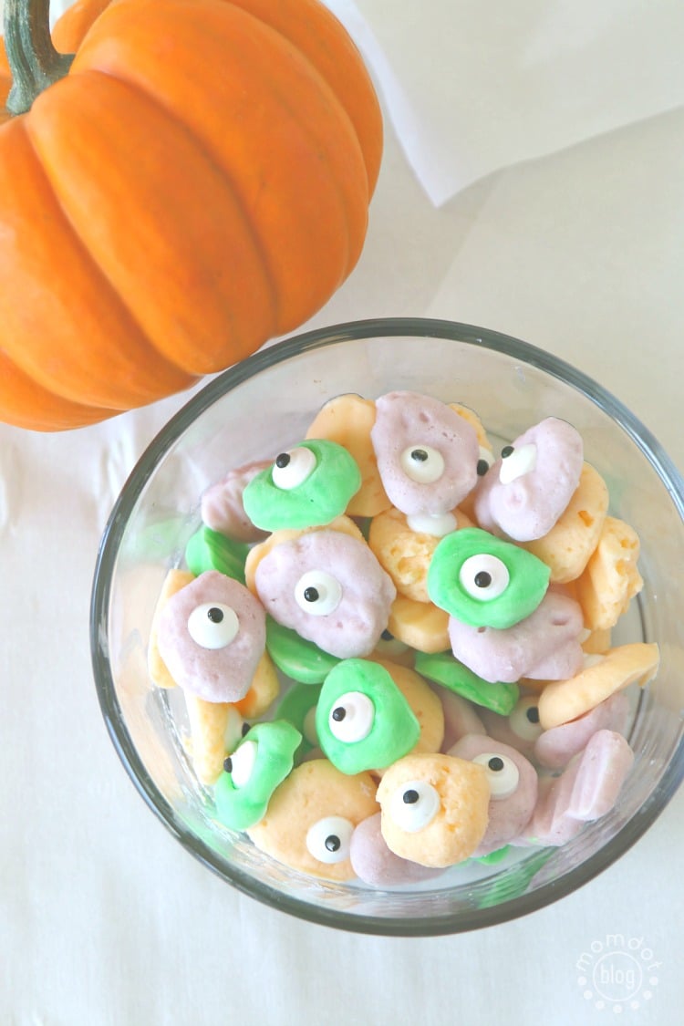 Tasty Monster Eyeballs with Yogurt, DIY that will make your kids giggle up a storm