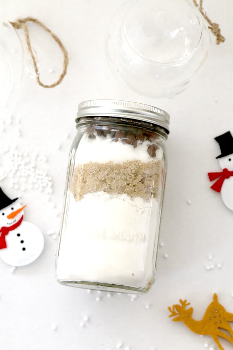 Turn your mason jar gift into a waterless snow globe that will live on and on for years to come : Christmas crafting