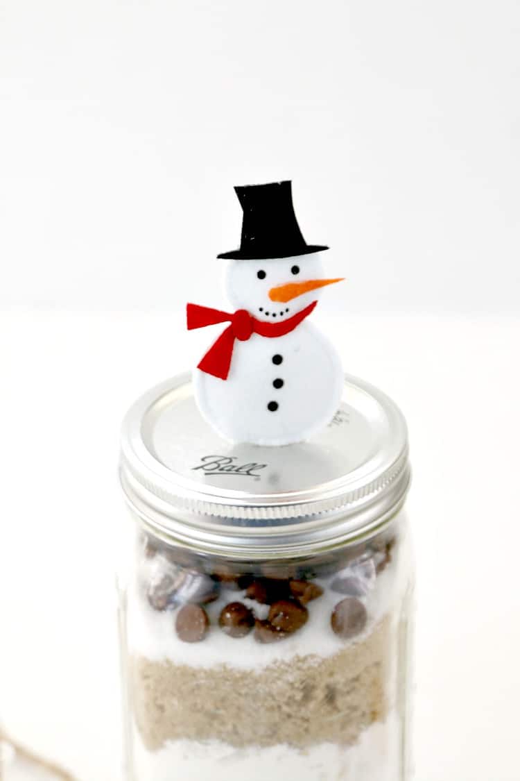 Turn your mason jar gift into a waterless snow globe that will live on and on for years to come : Christmas crafting