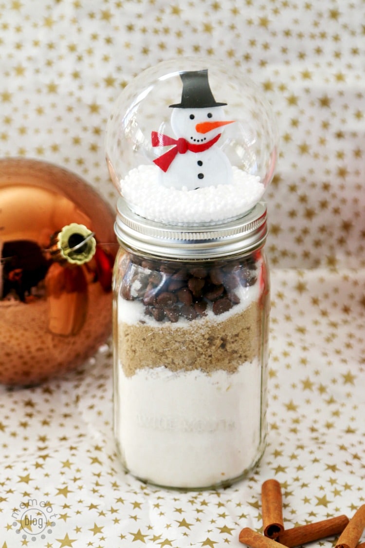 Turn your mason jar gift into a waterless snow globe that will live on and on for years to come : Christmas crafting
