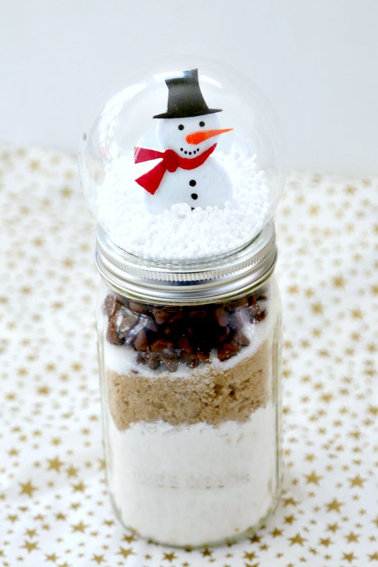 Turn your mason jar gift into a waterless snow globe that will live on and on for years to come : Christmas crafting