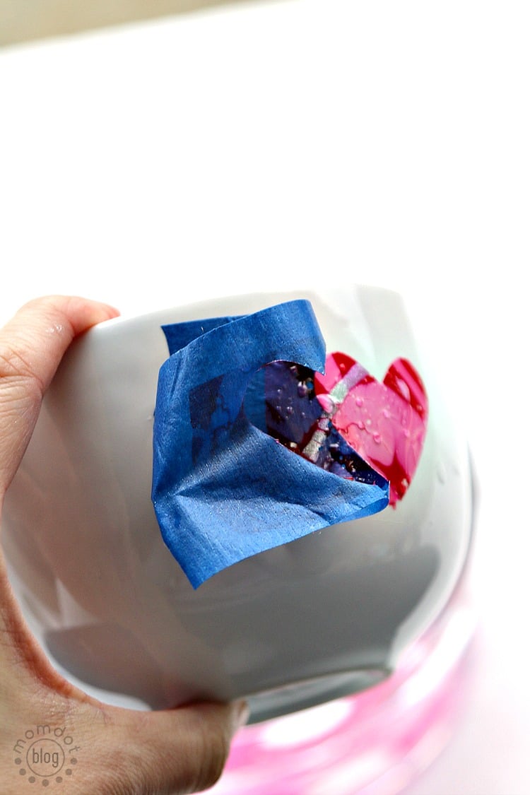 DIY Marbled Coffee Cups: Unique coffee cups to gift to a loved one this Valentines Day