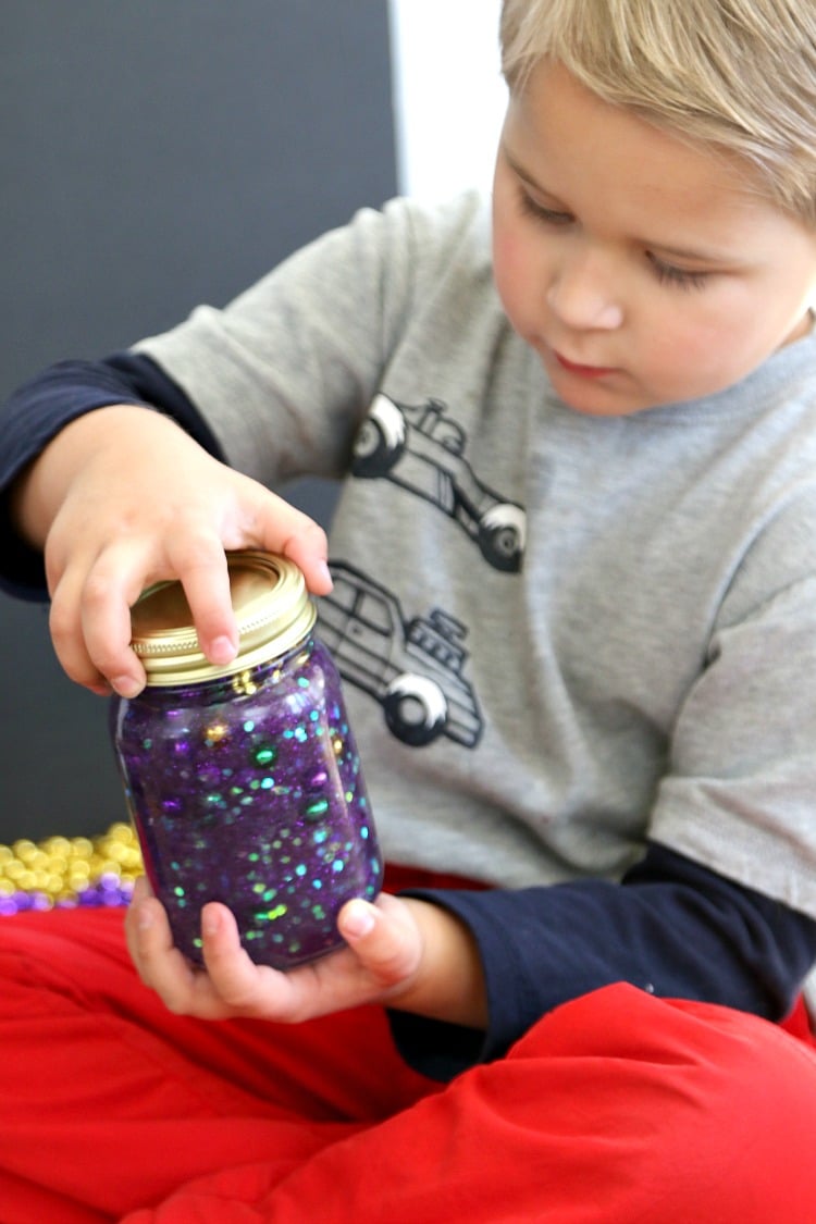 Calming Jar: Create a Mardi Gras Calm down jar, 3 recipes ideas in this DIY "sit down" project