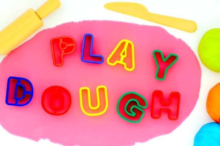Edible Marshmallow PlayDough Recipe: Fun dough recipe made with sugar and marshmallows! Come get this fantastic fun recipe here to make playtime amazing