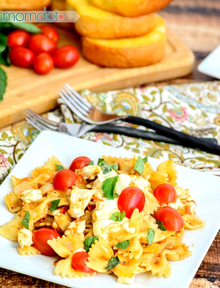 One Pan Caprese pasta (No Draining!) , enjoy delicious fresh basil, mozzerella, and tomatoes in this meal that is perfect for dinner or lunch and provides incredible left overs 