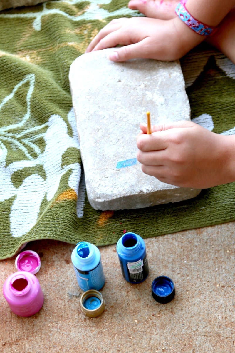 Concrete Paver Art: Make garden stones with inexpensive concrete pavers - kids love this 