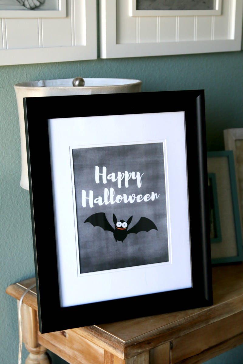 Happy Halloween Printable : Free Happy Halloween (with bat!) Chalkboard printable, simple print and frame for instant holiday decor. I love printables!