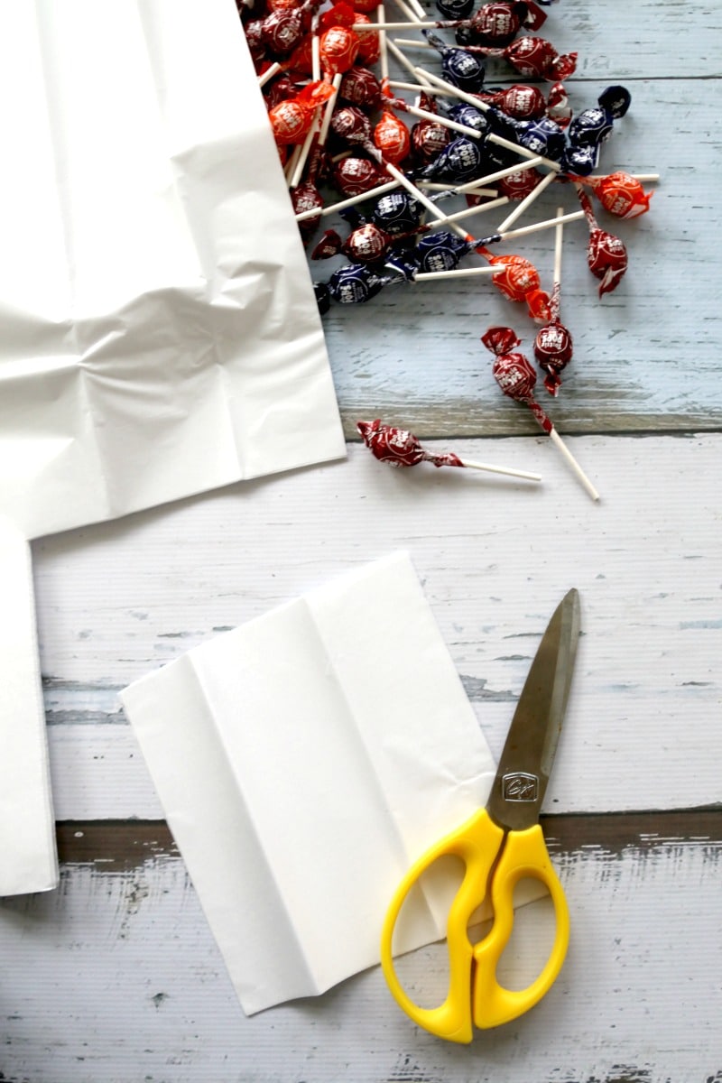 Lollipop Ghost Craft Tutorial - Make Lollypop (Lollipop) Ghosts to pass out for Halloween in this easy Child friendly DIY tutorial for Halloween, great for classroom parties