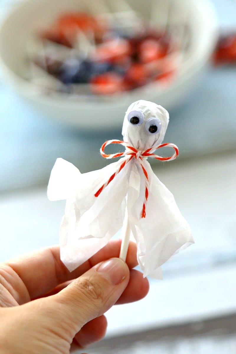 Lollipop Ghost Craft Tutorial - Make Lollypop (Lollipop) Ghosts to pass out for Halloween in this easy Child friendly DIY tutorial for Halloween, great for classroom parties