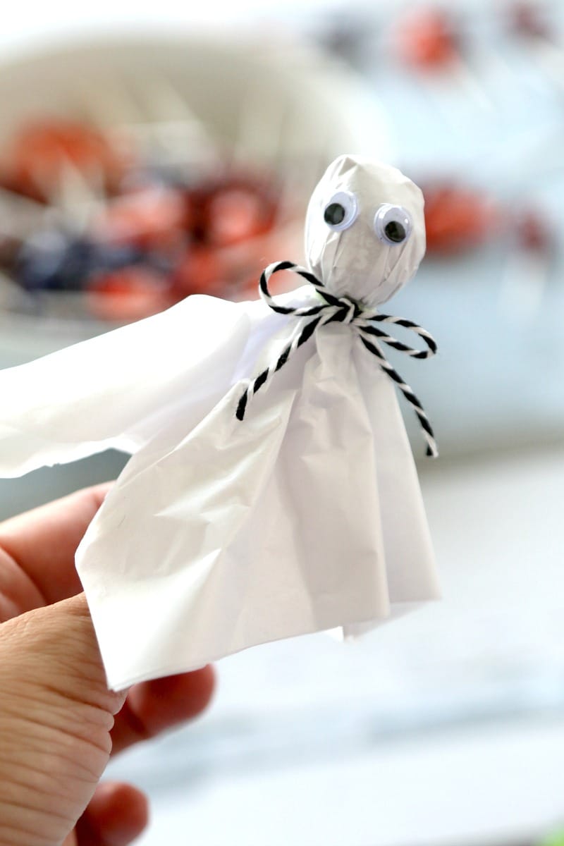 Lollipop Ghost Craft Tutorial - Make Lollypop (Lollipop) Ghosts to pass out for Halloween in this easy Child friendly DIY tutorial for Halloween, great for classroom parties