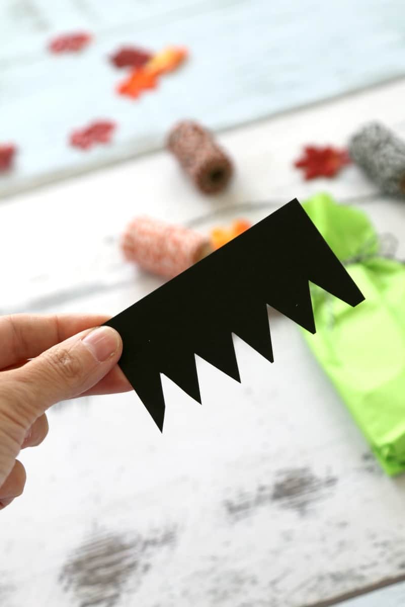 No Candy Halloween Treat Ideas: Create Frankenstein, Pumpkin and Mummy with this No candy and Healthy Halloween Alternative while passing out candy- great classroom treat as well