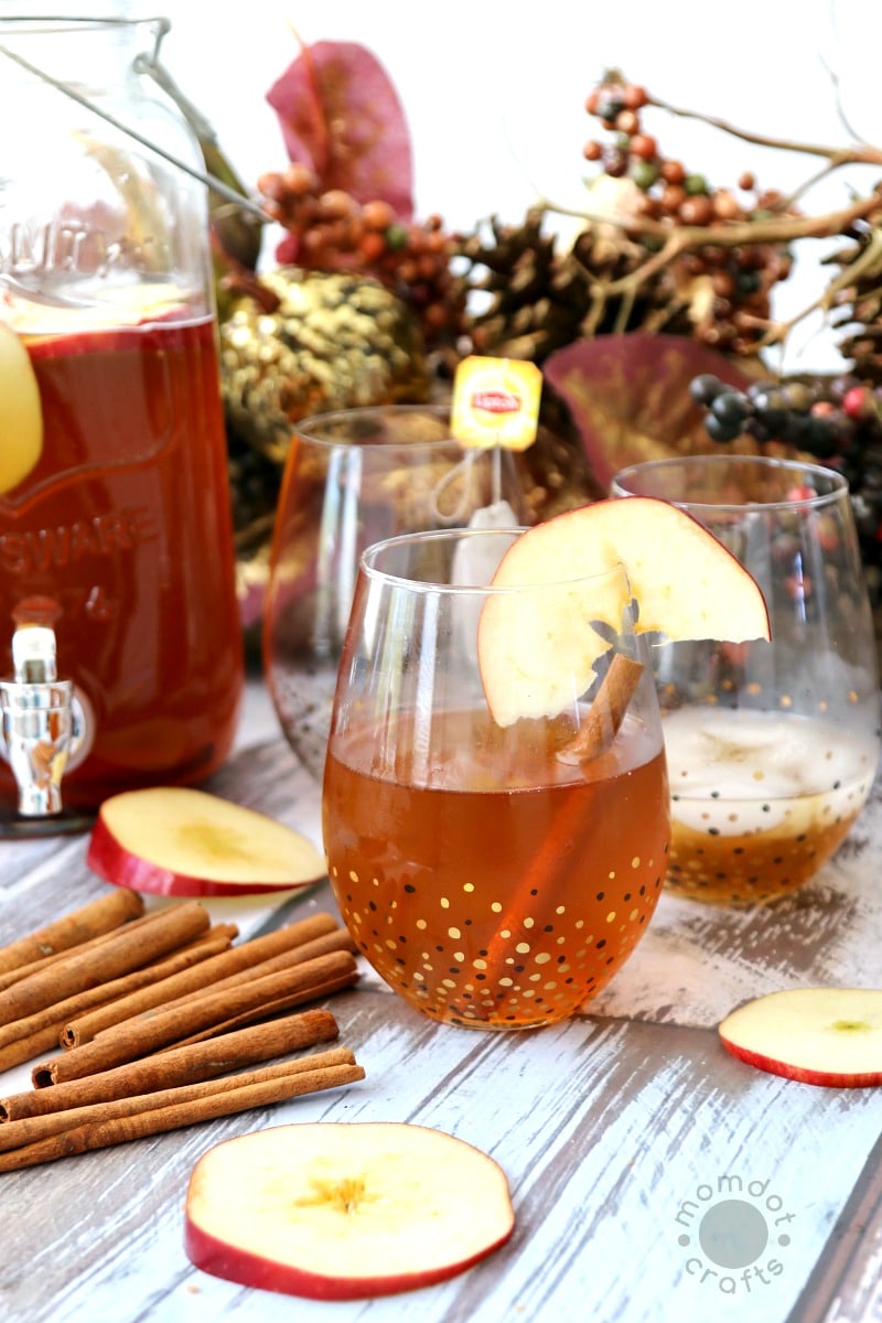 Autumn Apple Tea Recipe: A delicious and refreshing way to enjoy a fall tea with a touch of apples, cinnamon, and brown sugar. SO EASY to make (and enjoy!)