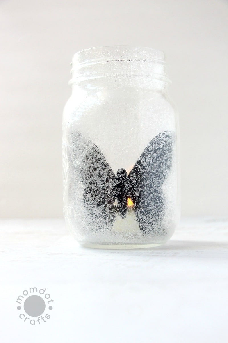 Captured Butterfly : Mason Jar Craft Idea - Enjoy a Butterfly year round and the flickering light makes it seem "alive"! Mason Jar tuturial