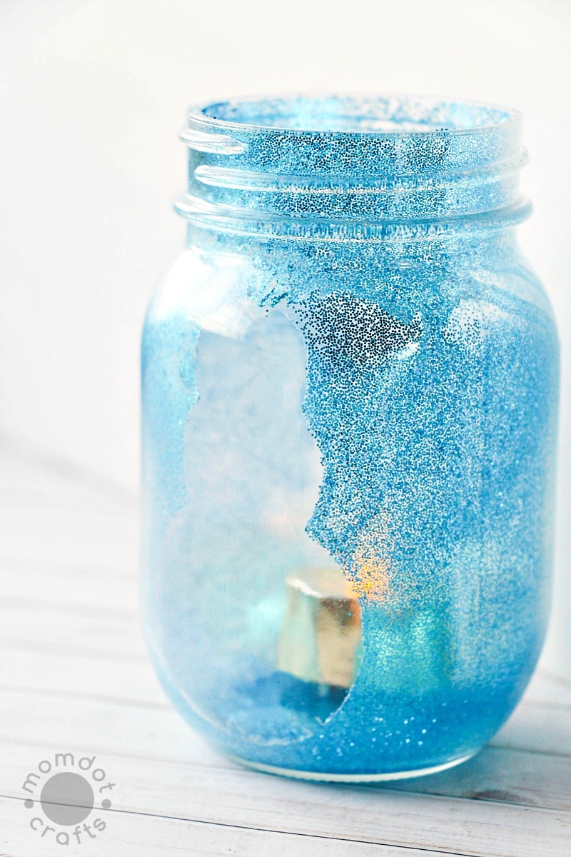 snowman mason jar crafts - sparkly like snow, create a mason jar centerpiece that is totally cute! Easy DIY instructions