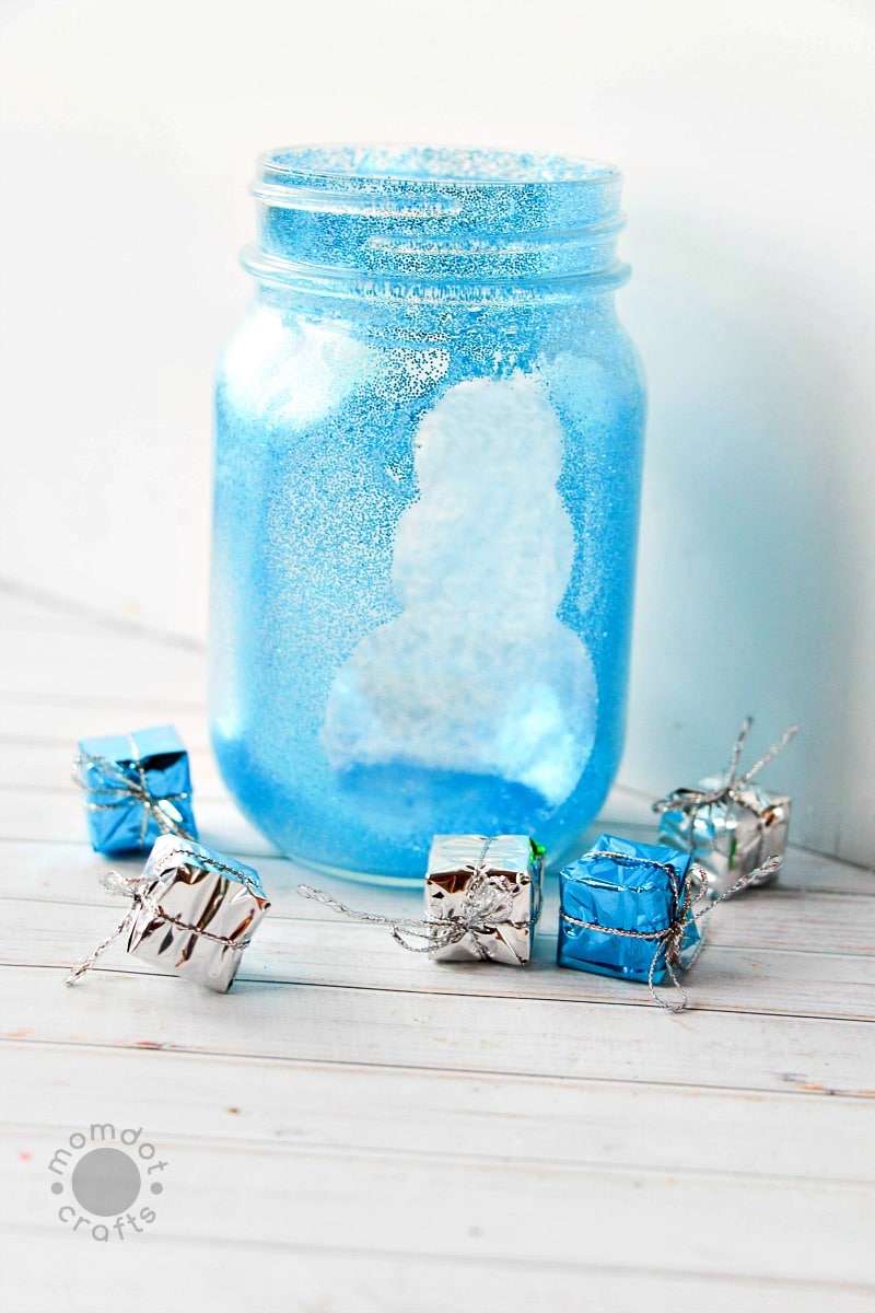snowman mason jar crafts - sparkly like snow, create a mason jar centerpiece that is totally cute! Easy DIY instructions
