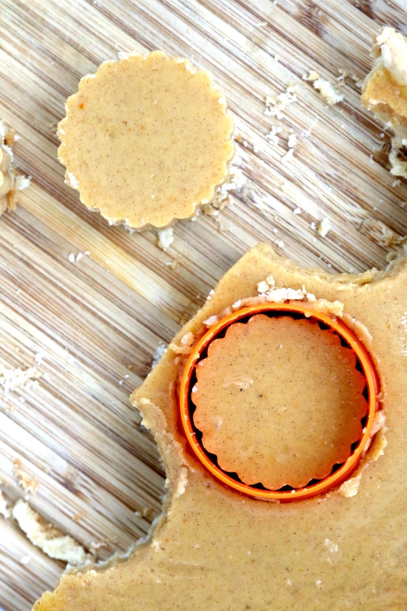 Pumpkin Pie to Go! Add pumpkin pie to mason jars and pass out to Thanksgiving Guests to go in an adorable sweet treat, here is how we did it with almost NO WORK