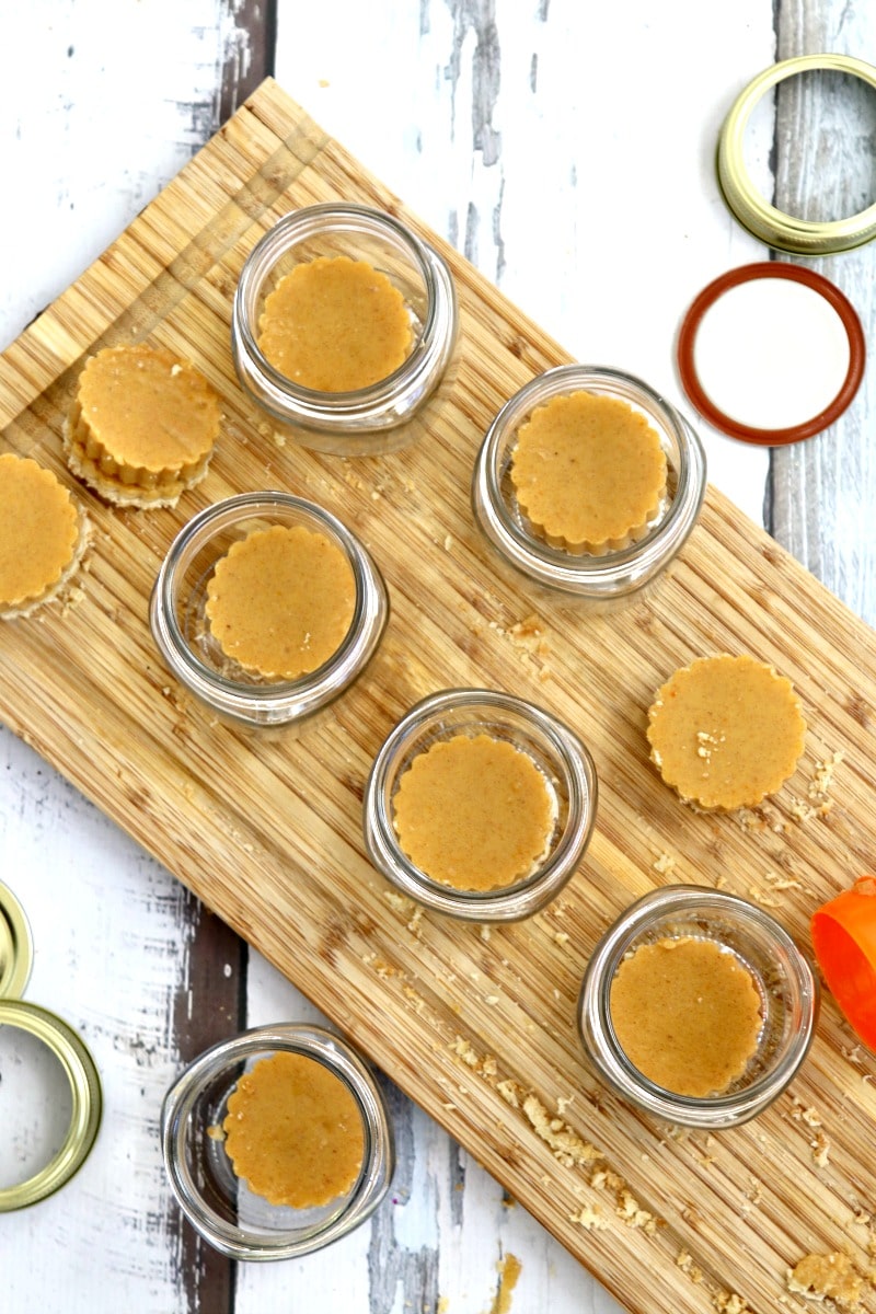 Pumpkin Pie to Go! Add pumpkin pie to mason jars and pass out to Thanksgiving Guests to go in an adorable sweet treat, here is how we did it with almost NO WORK