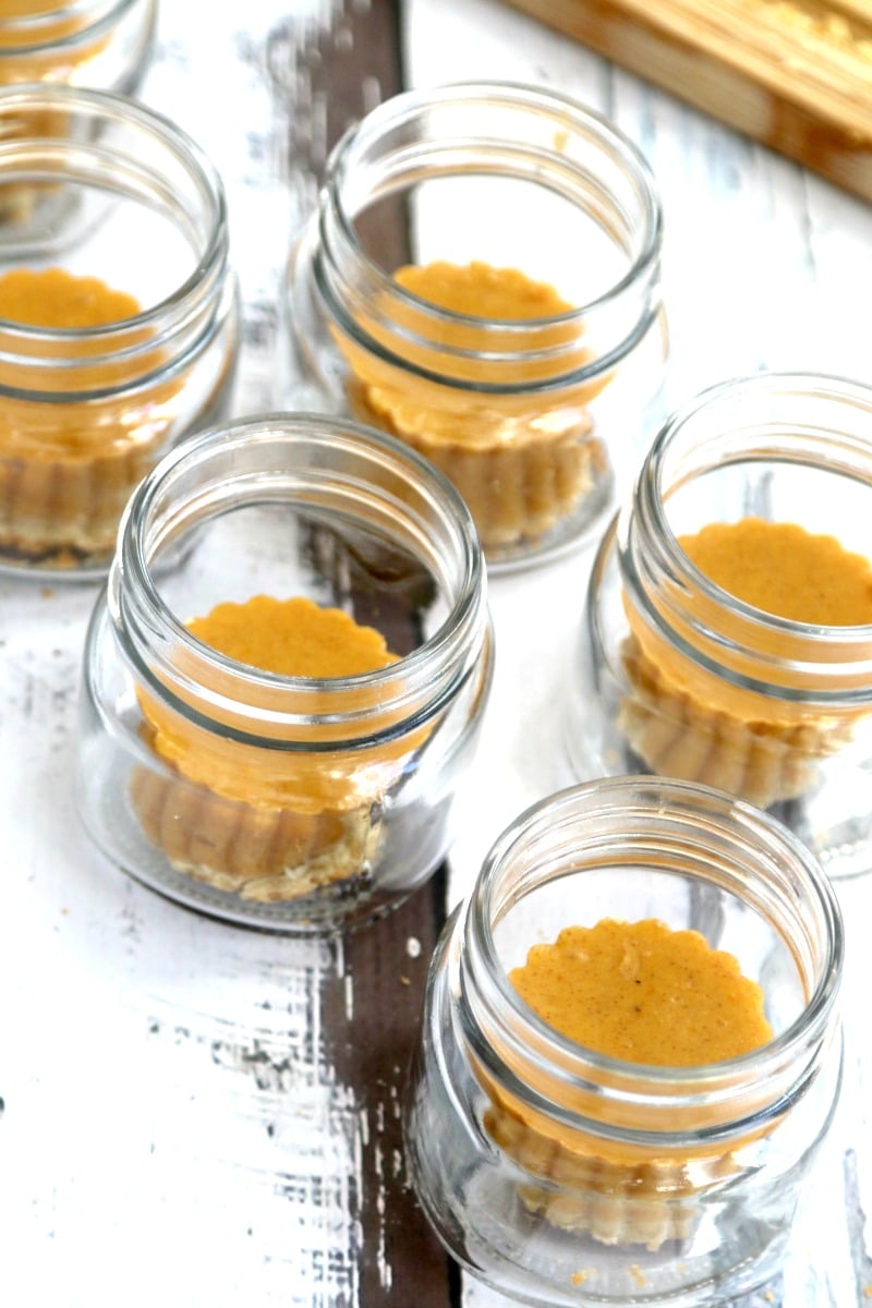 Pumpkin Pie to Go! Add pumpkin pie to mason jars and pass out to Thanksgiving Guests to go in an adorable sweet treat, here is how we did it with almost NO WORK