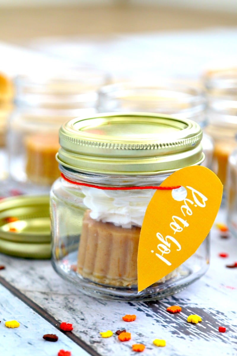 Pumpkin Pie to Go! Add pumpkin pie to mason jars and pass out to Thanksgiving Guests to go in an adorable sweet treat, here is how we did it with almost NO WORK