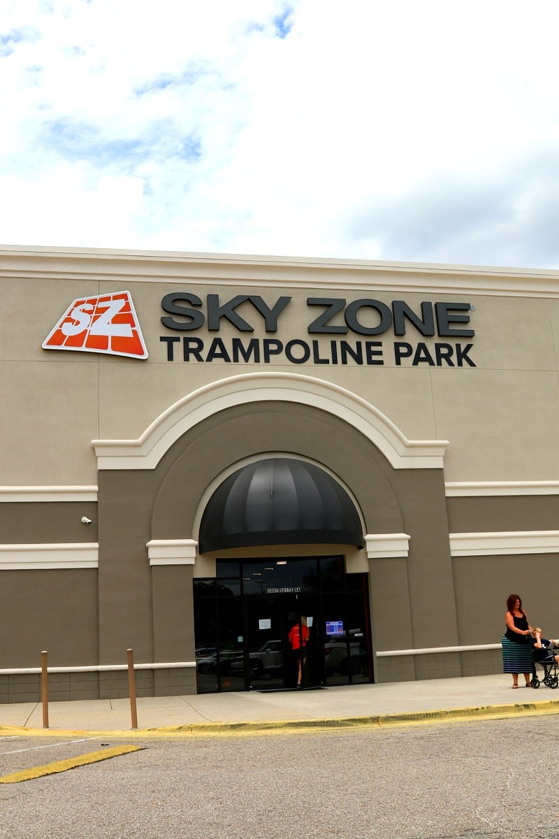 SkyZone Trampoline park, learn more about jumping at SkyZone, what you can do while there, costs