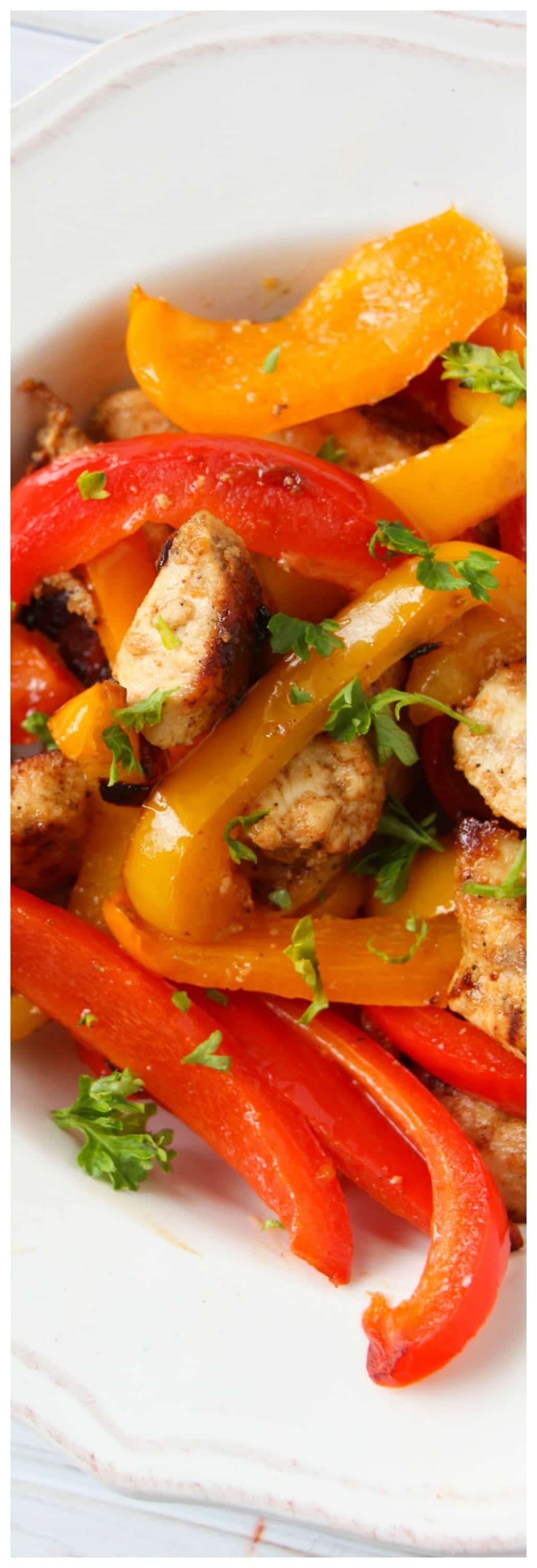 Delicious simple chicken fajita recipe! In under 20 minutes, these perfectly seasoned chickens pair well with veggies for a dinner everyone will love. Without shell, carb free and 21 day fix approved