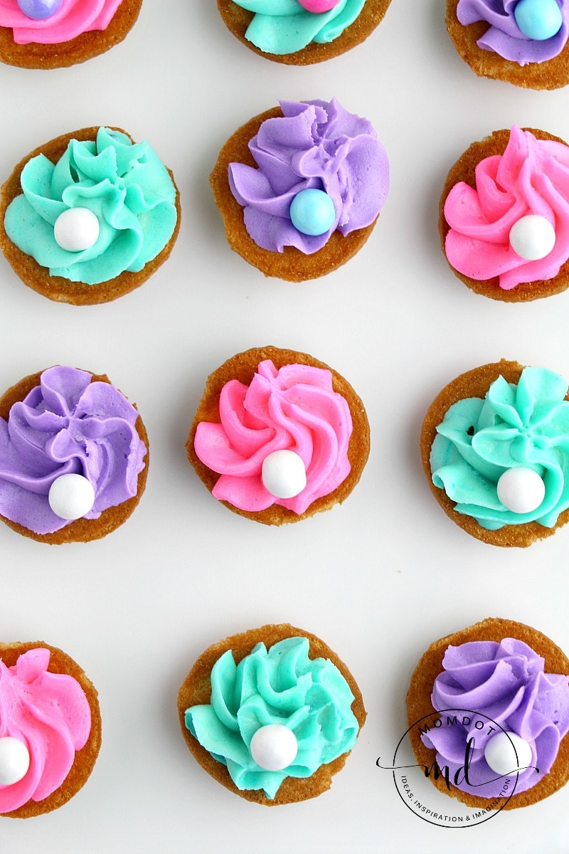 Clam shell cookies made with Nilla wafers topped with buttercream frosting and a candy pearl