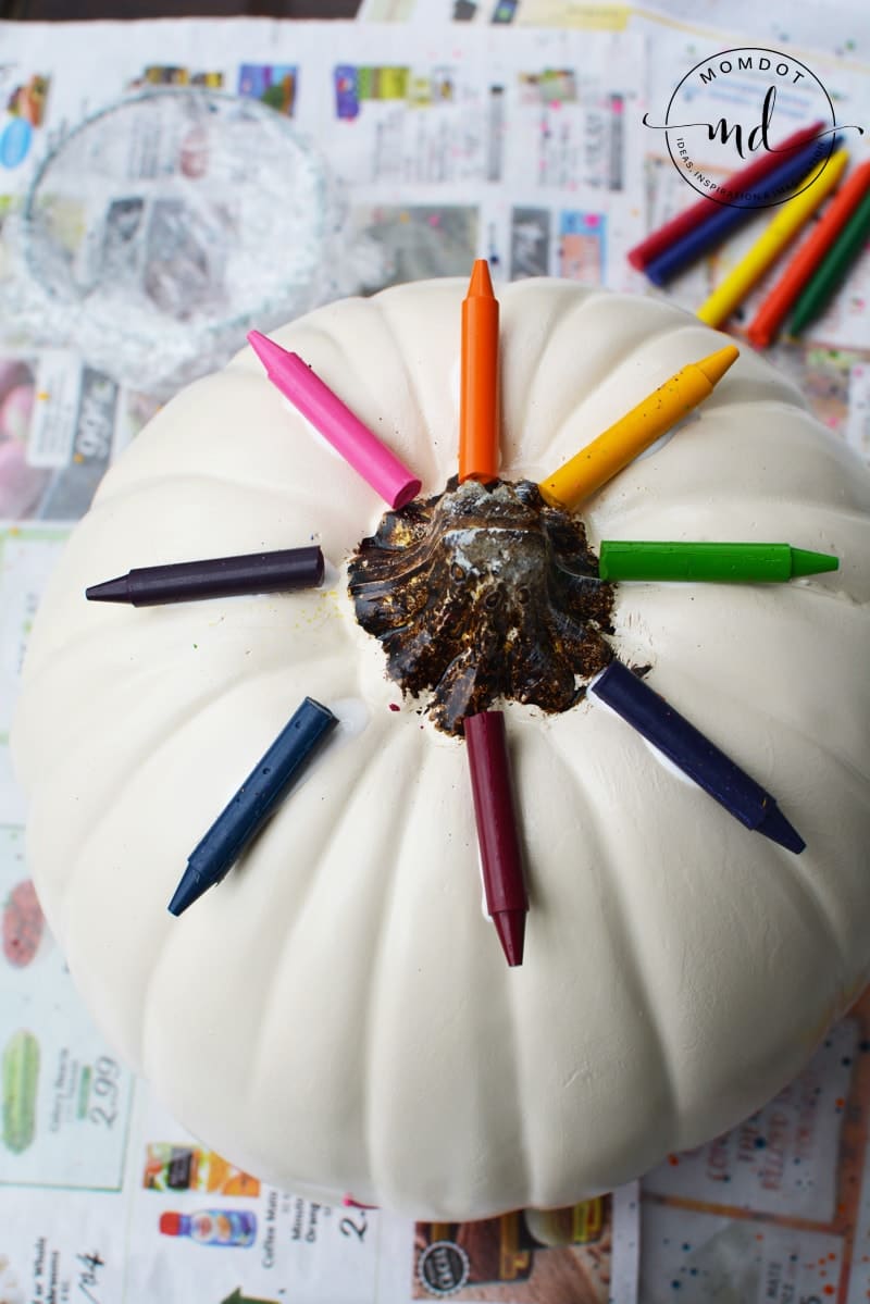 Melting Crayons Pumpkin Tutorial #pumpkins #halloween2017 #halloween #crayons #kidscrafts #halloweenpumpkin #DIY #howto #tutorial