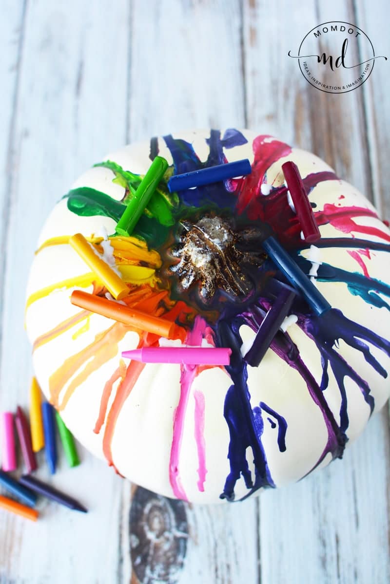 DIY tutorial Melting Crayons Pumpkin Tutorial #pumpkins #halloween2017 #halloween #crayons #kidscrafts #halloweenpumpkin #DIY #howto #tutorial
