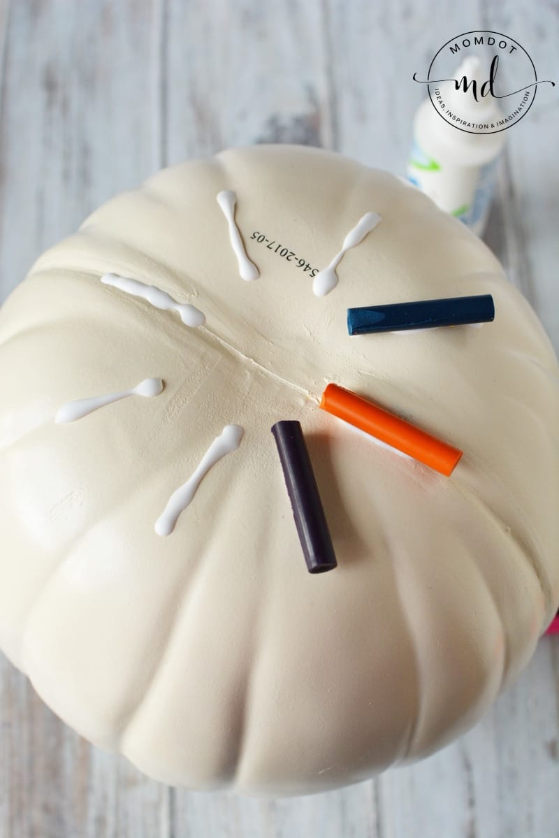 Melting Crayons Pumpkin Tutorial #pumpkins #halloween2017 #halloween #crayons #kidscrafts #halloweenpumpkin #DIY #howto #tutorial