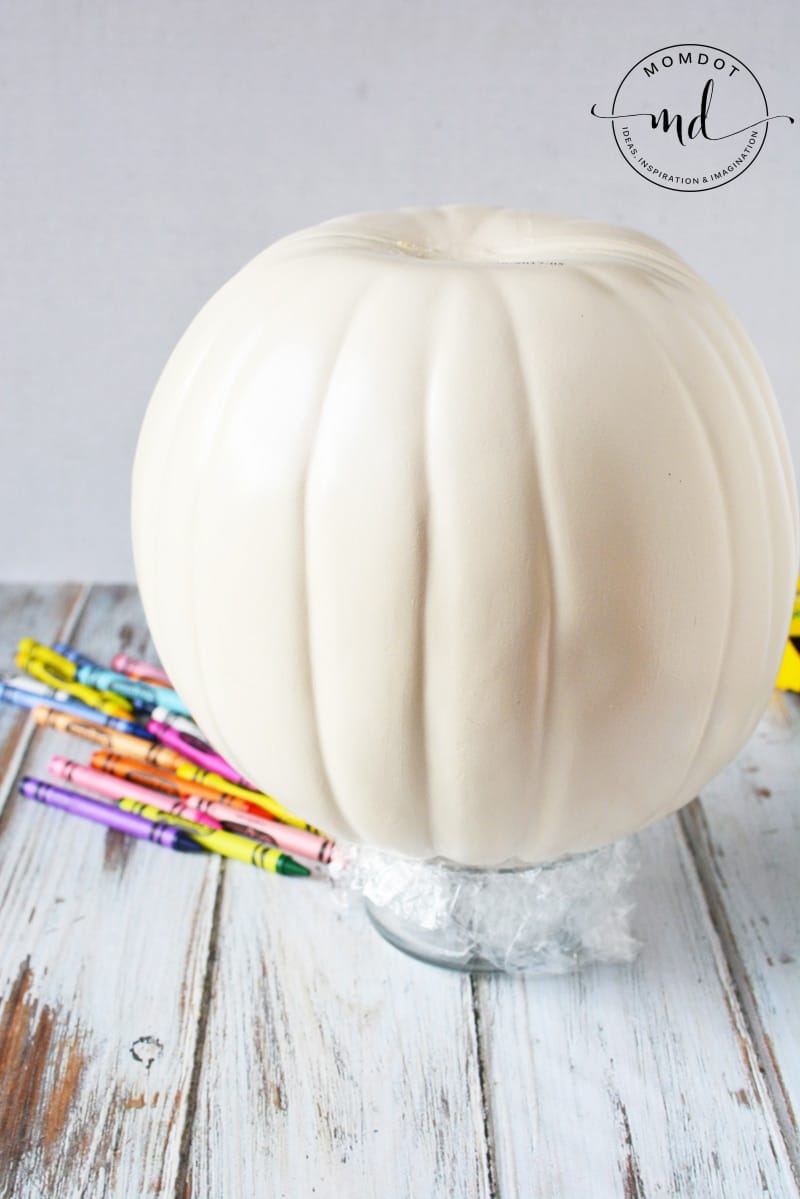 Melting Crayons Pumpkin Tutorial #pumpkins #halloween2017 #halloween #crayons #kidscrafts #halloweenpumpkin #DIY #howto #tutorial