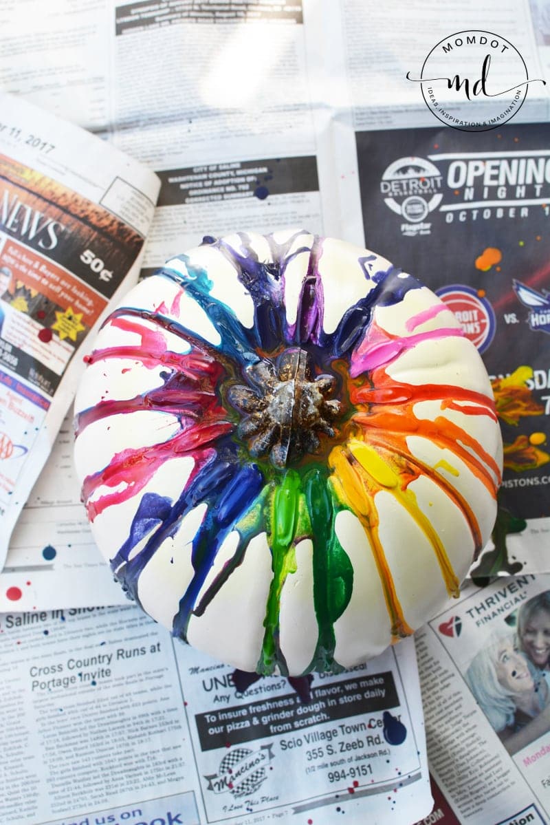Melting Crayons Pumpkin Tutorial #pumpkins #halloween2017 #halloween #crayons #kidscrafts #halloweenpumpkin #DIY #howto #tutorial
