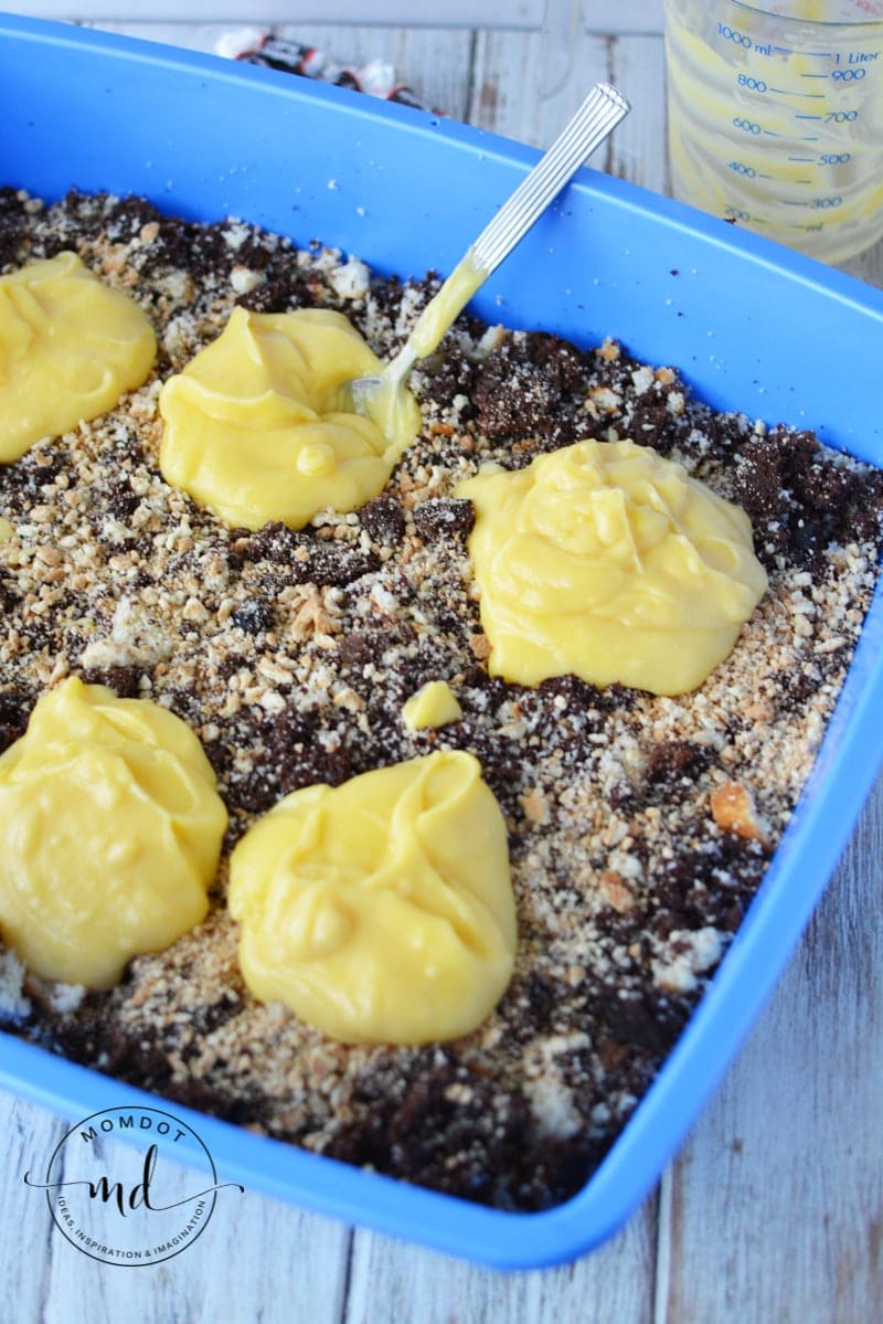 Dollops of yellow vanilla pudding in the cat litter cake make it looks really gross and realistic for a fun cat litter cake.