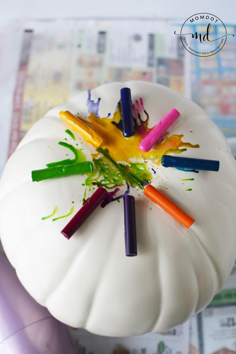 how to make Melting Crayons Pumpkin Tutorial #pumpkins #halloween2017 #halloween #crayons #kidscrafts #halloweenpumpkin #DIY #howto #tutorial